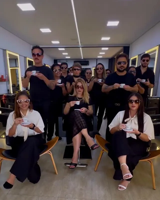 Equipe do 730 vestida de preto no salão