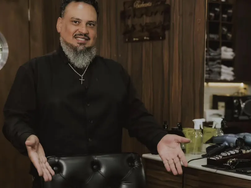 Adriano na barbearia do 730