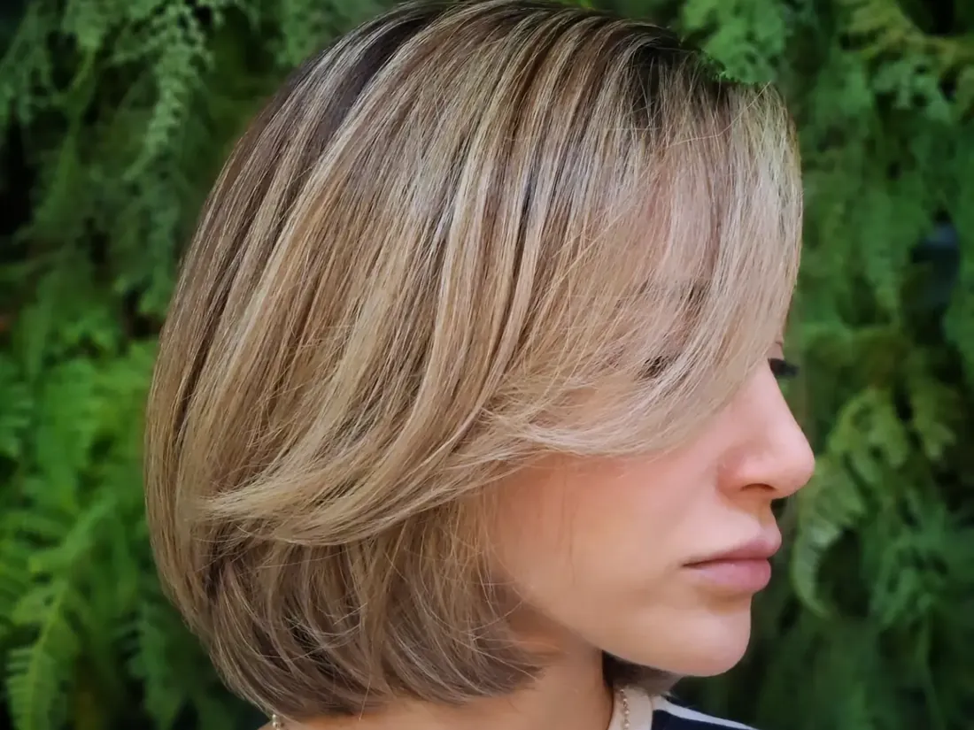 Long bob loiro de perfil